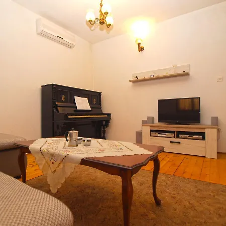 House 975 * Fažana